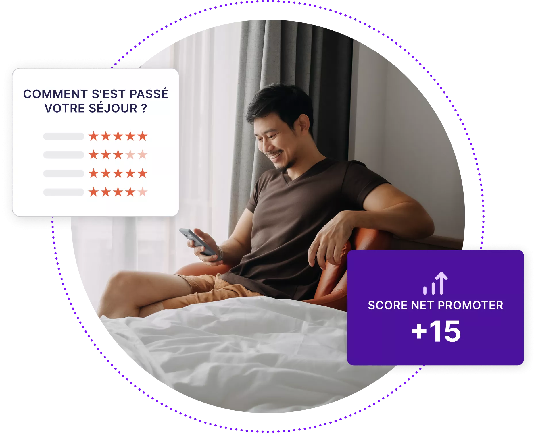 Homme souriant dans une chambre d'hôtel regardant son téléphone