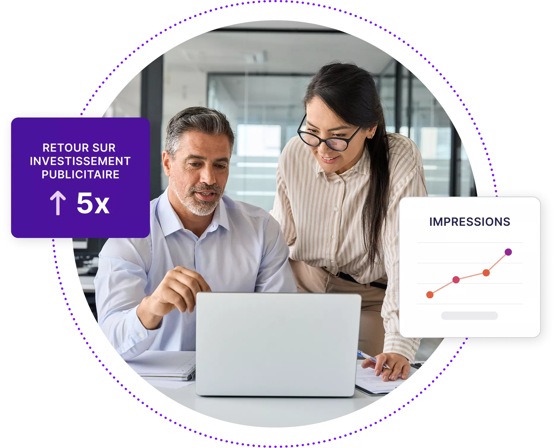 Deux hommes d'affaires discutant de quelque chose sur un ordinateur portable