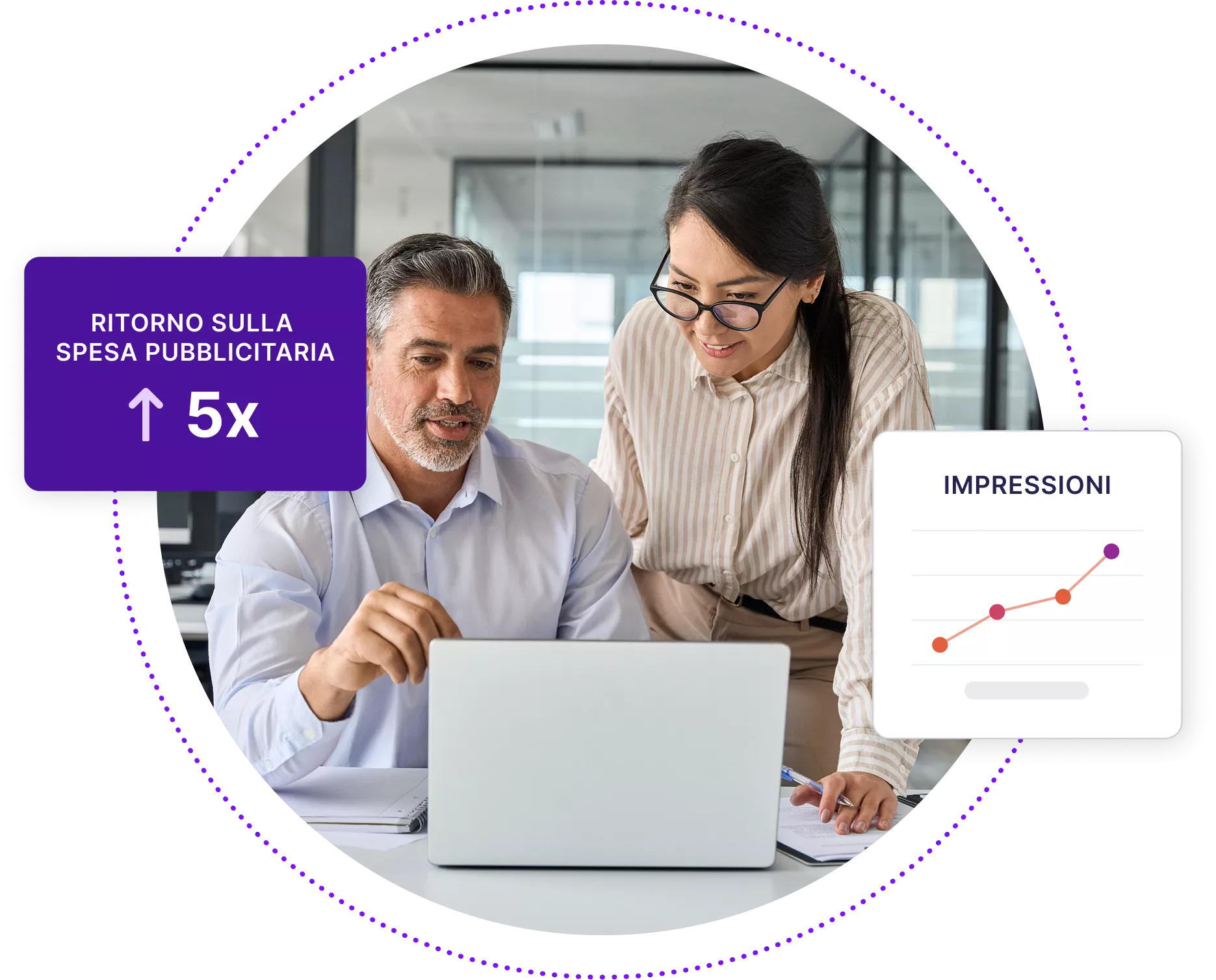 Due uomini d'affari che discutono di qualcosa su un laptop