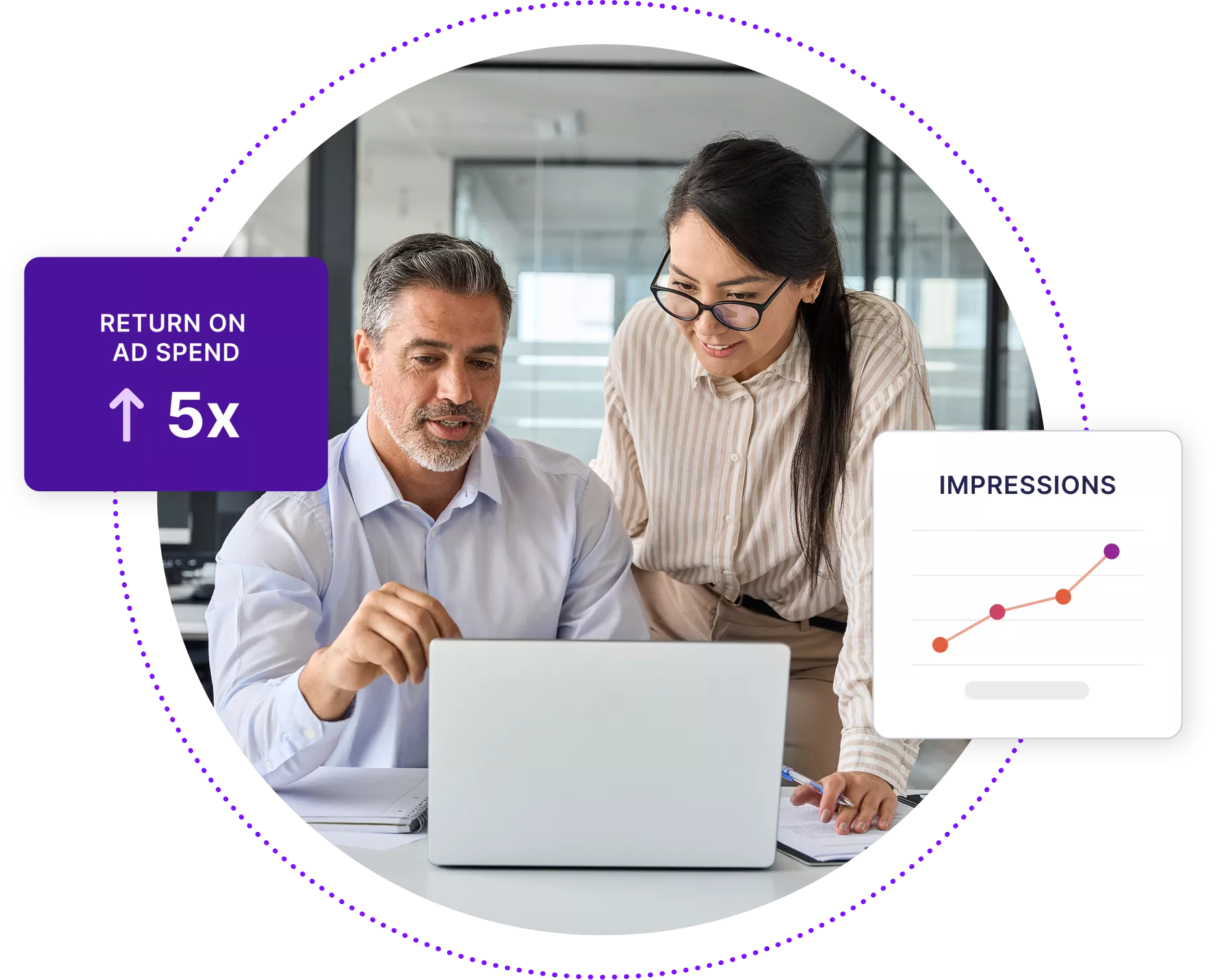 Zwei Geschäftsleute diskutieren etwas über einen Laptop