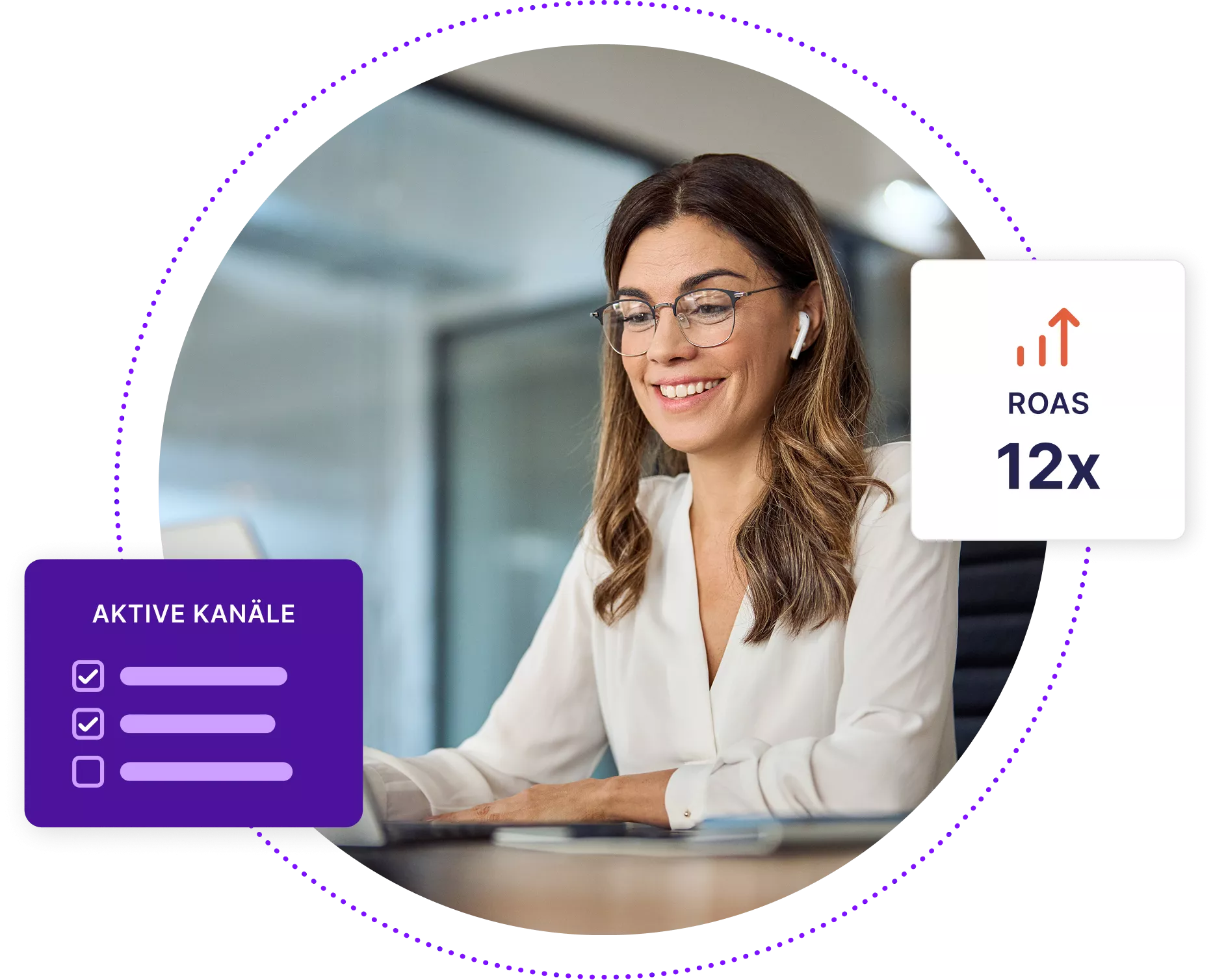 Professionelle Frau lächelt und schaut auf Laptop