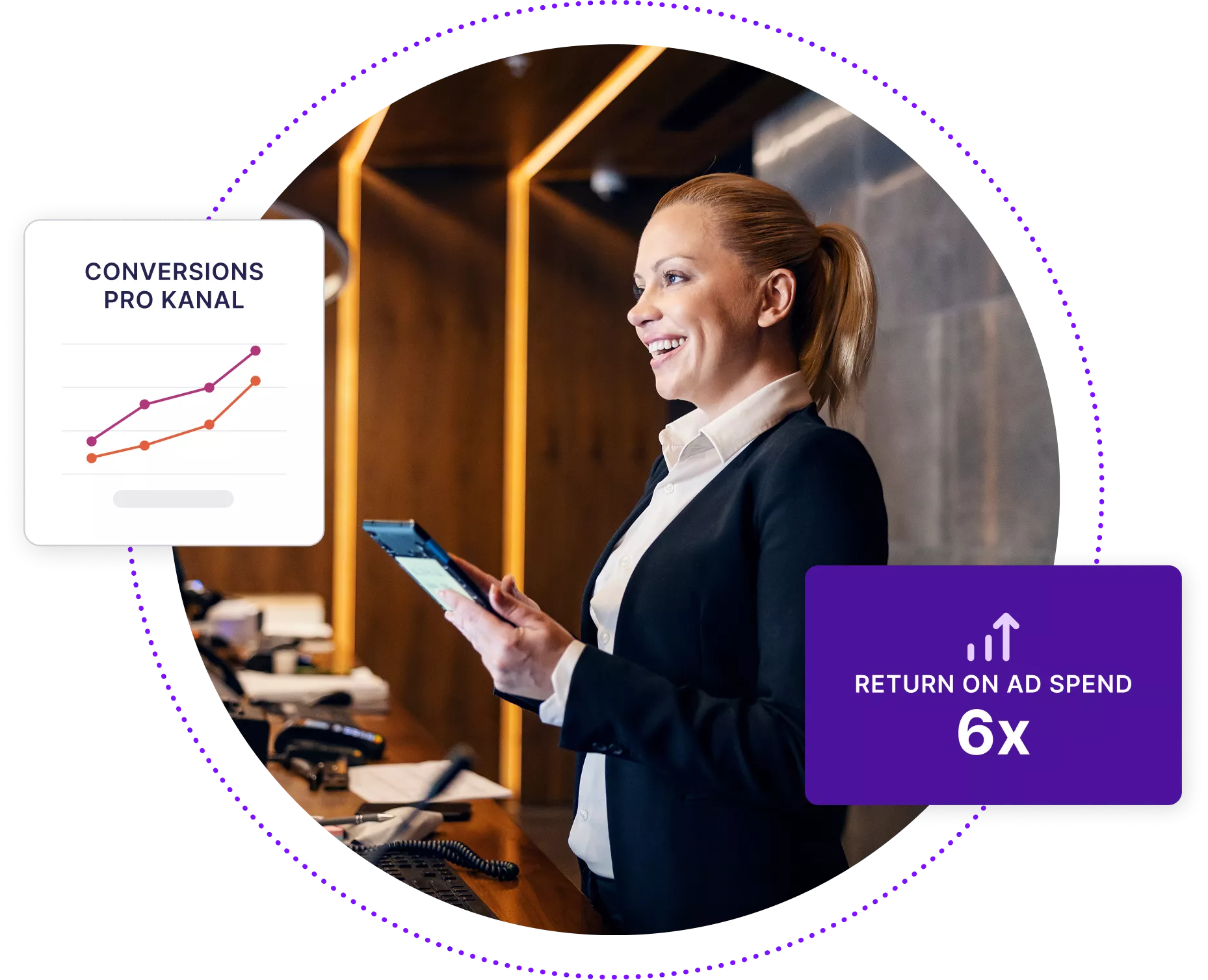 Lächelnde Hotelrezeptionistin schaut auf den Computer