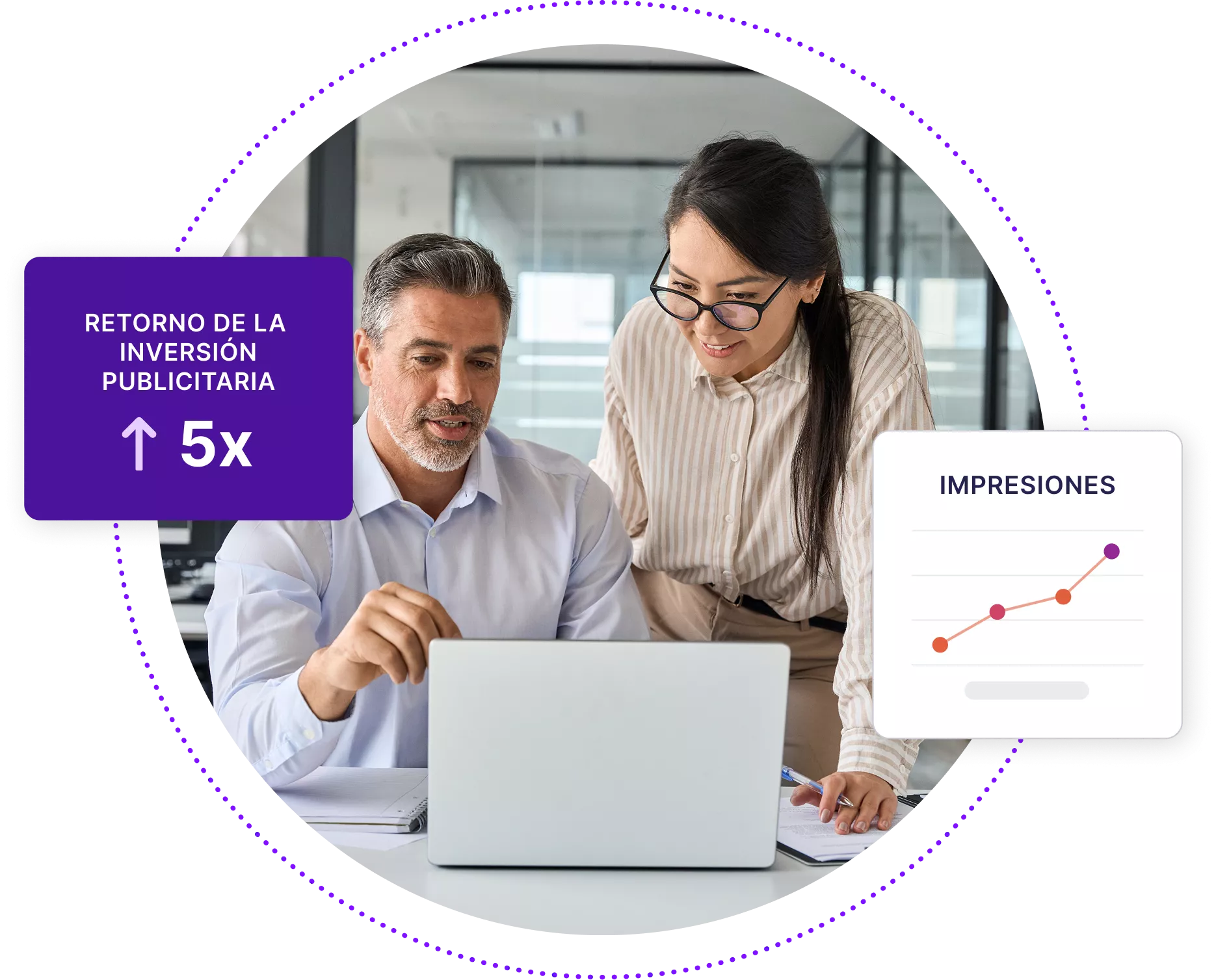 Dos empresarios discutiendo algo a través de una computadora portátil