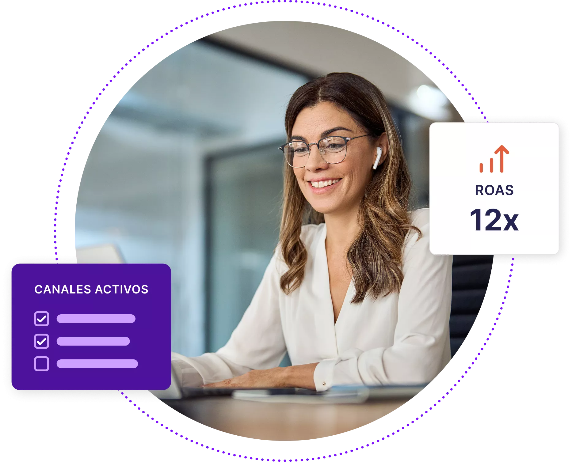 Profesional femenina sonriendo y mirando el portátil