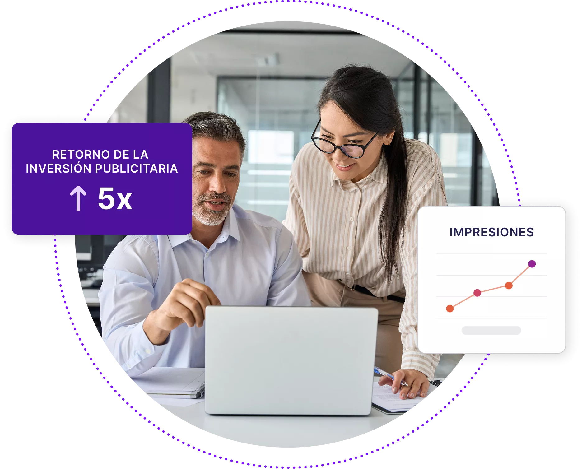 Dos empresarios discutiendo algo en un portátil