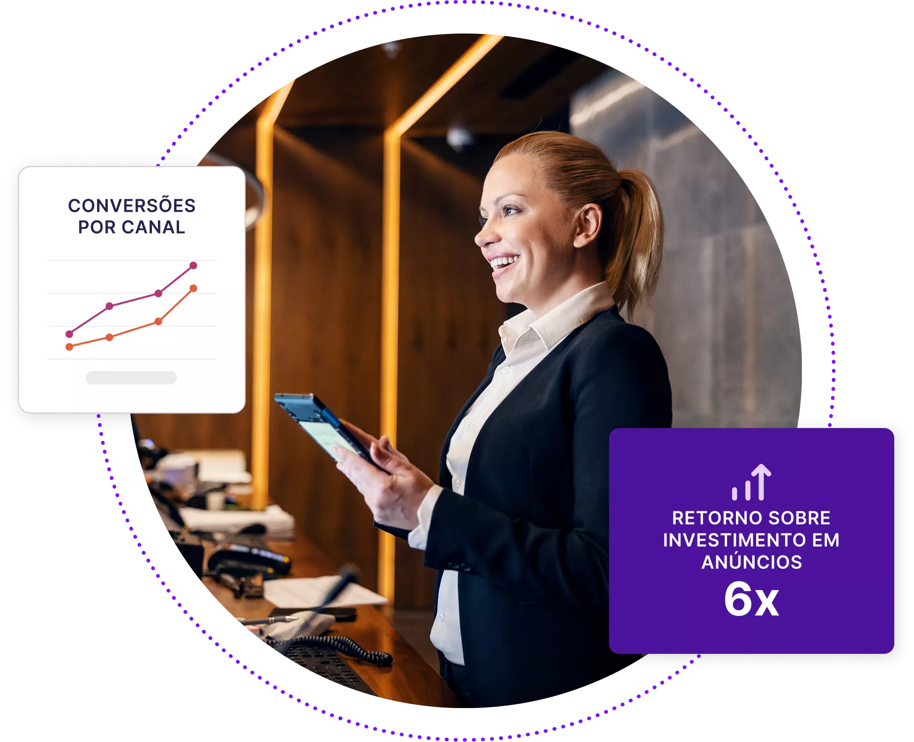 Recepcionista de hotel sorridente olhando para o computador