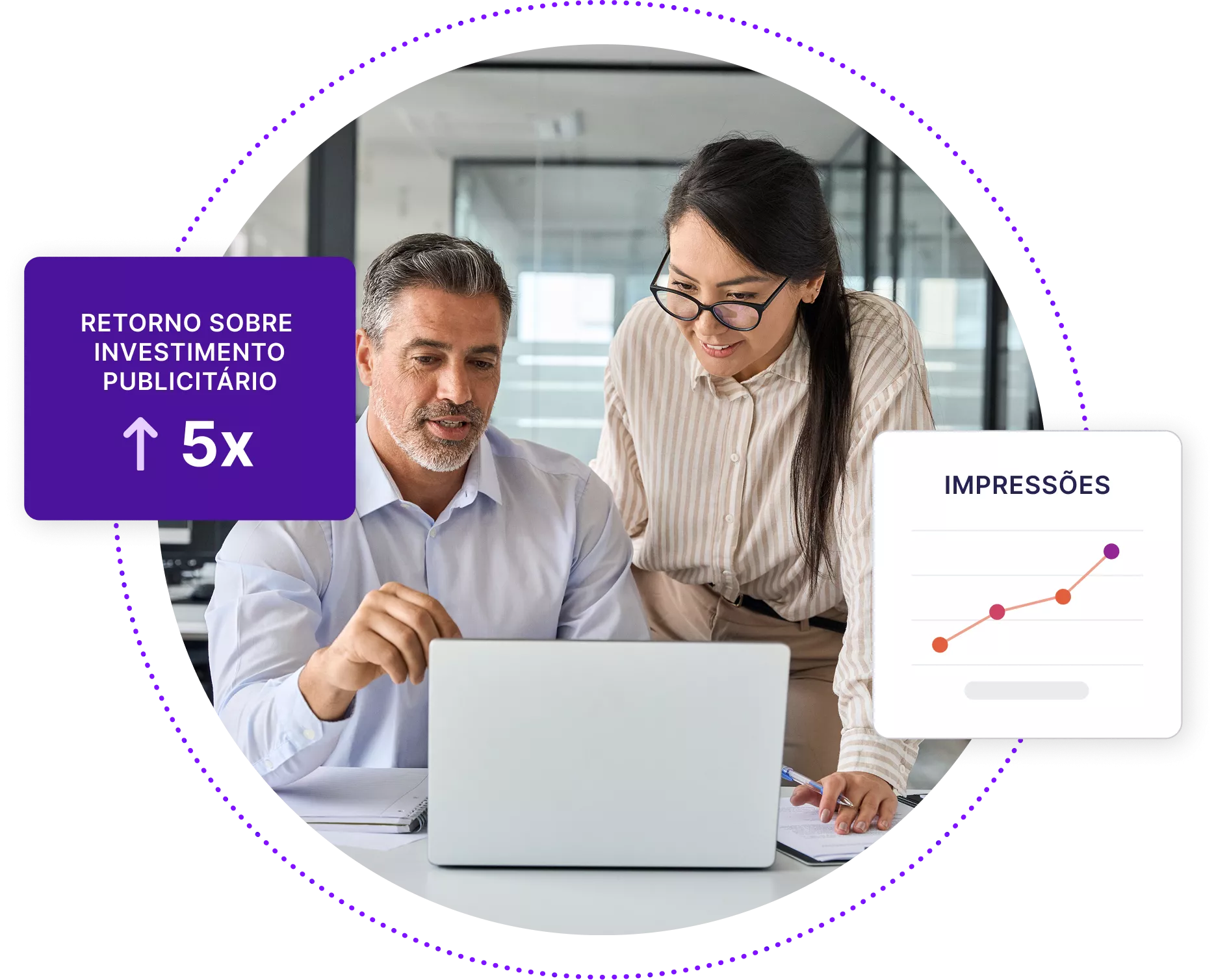 Dois empresários discutindo algo em um laptop