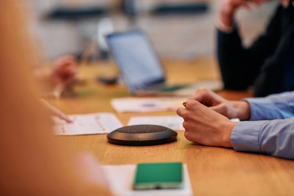 detalhe de mesa de reunião para abertura de negócio