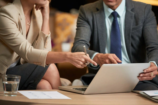 profissionais no escritório analisando documento para autenticação digital