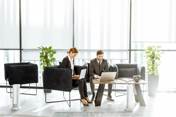 executivos trabalhando em espaço amplo e moderno 