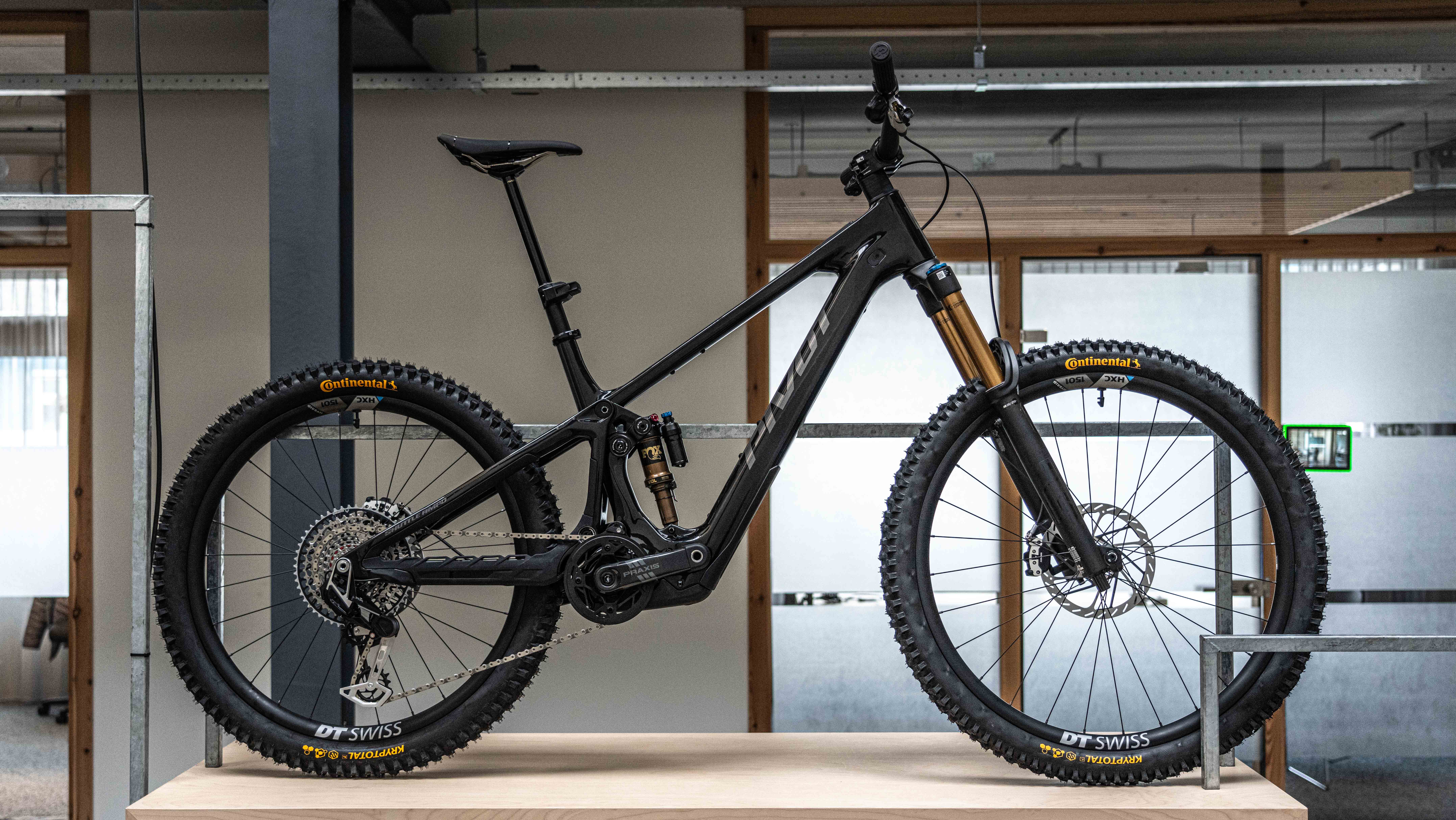 De nieuwe Pivot Amp'd in het zwart