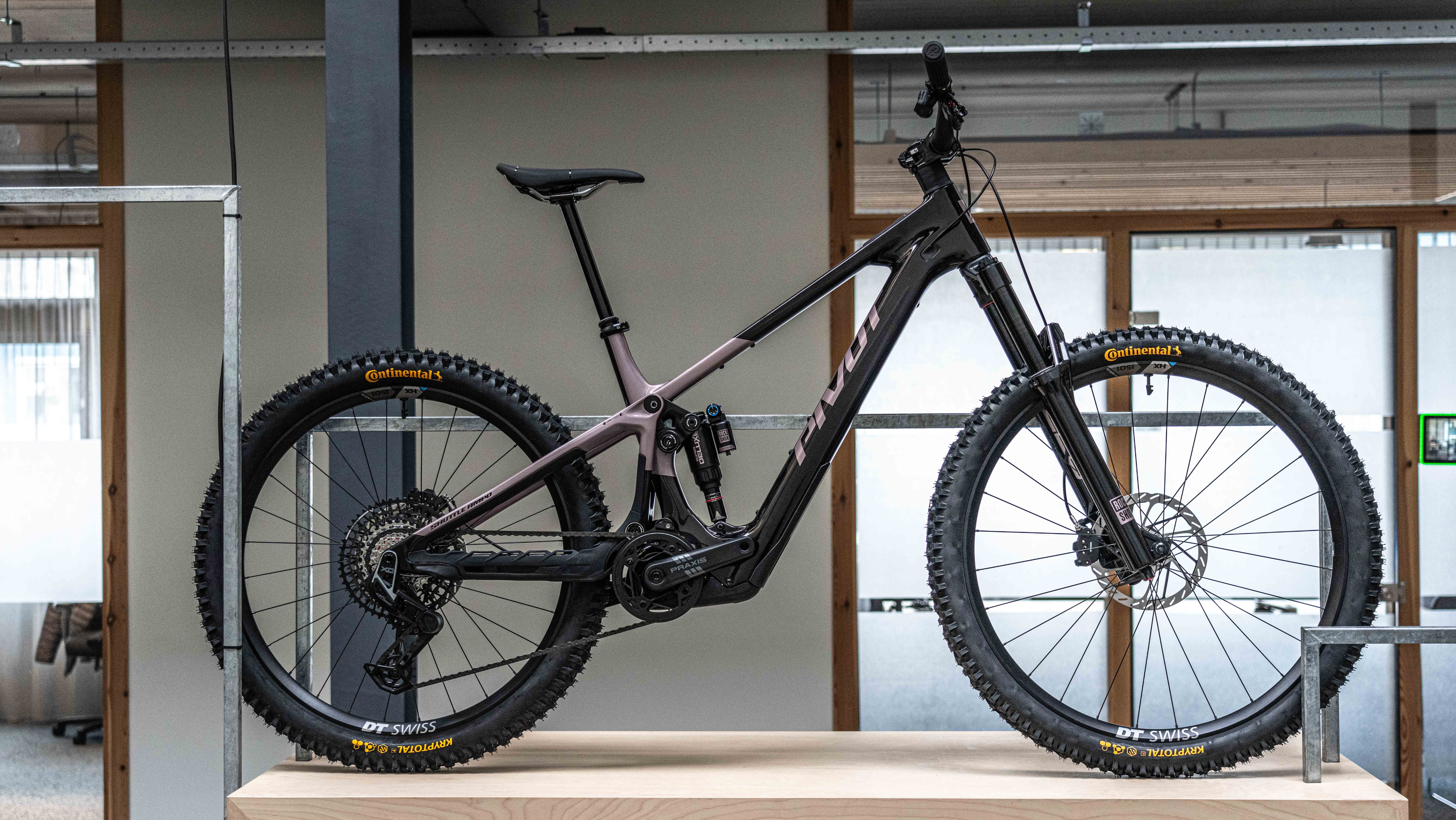 Pivot Amp'd in de kleur "Burgundy"