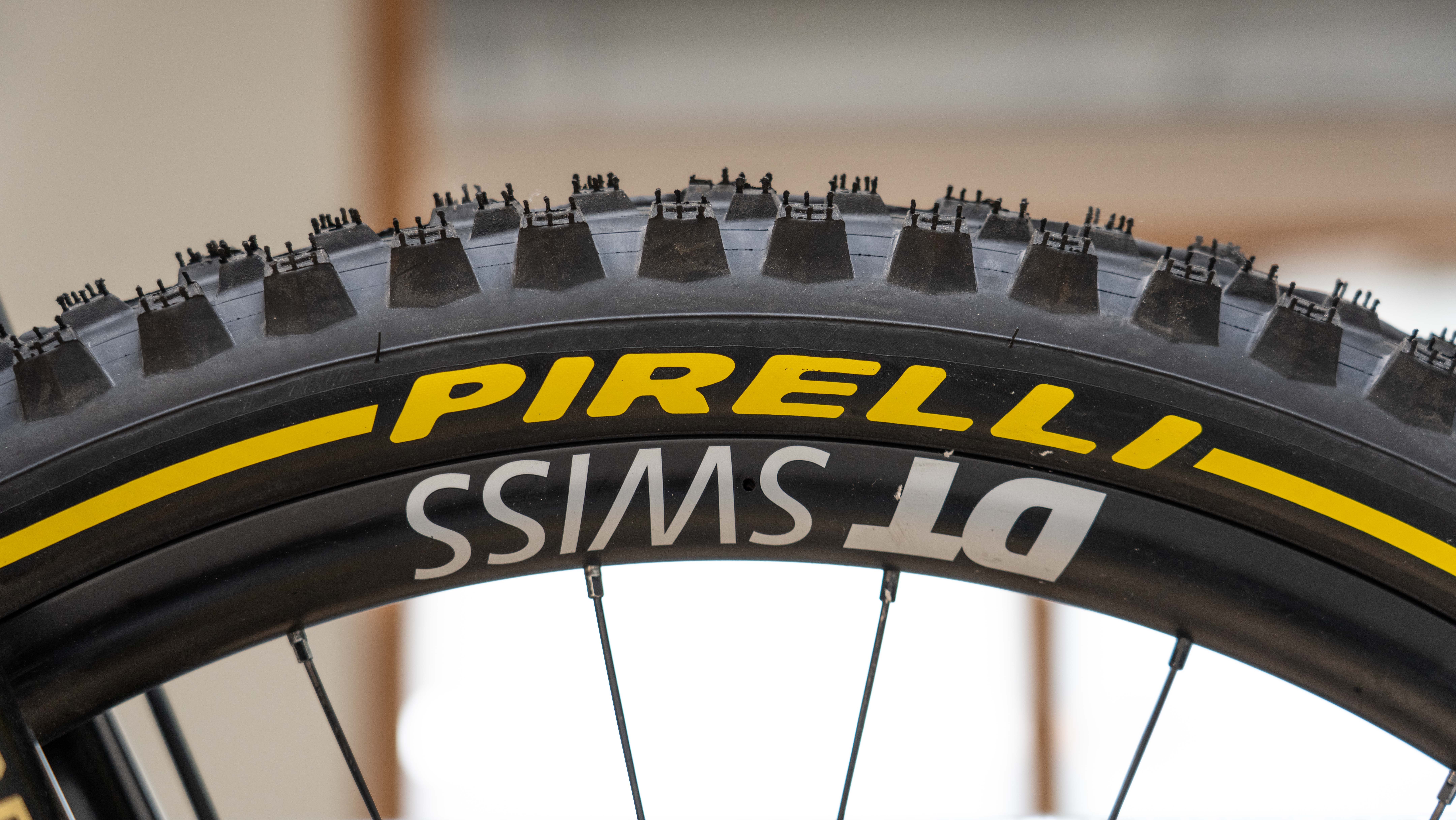 DT-Swiss wielen en Pirelli e-MTB banden