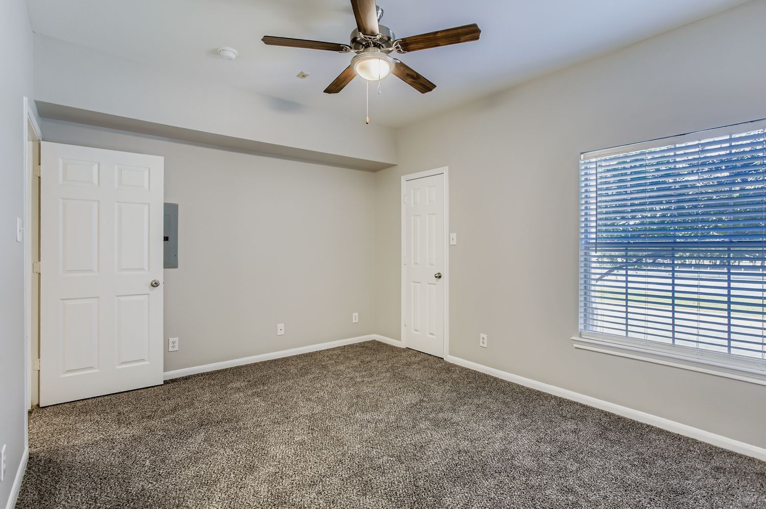 unfurnished bedroom with win and ceiling fan
