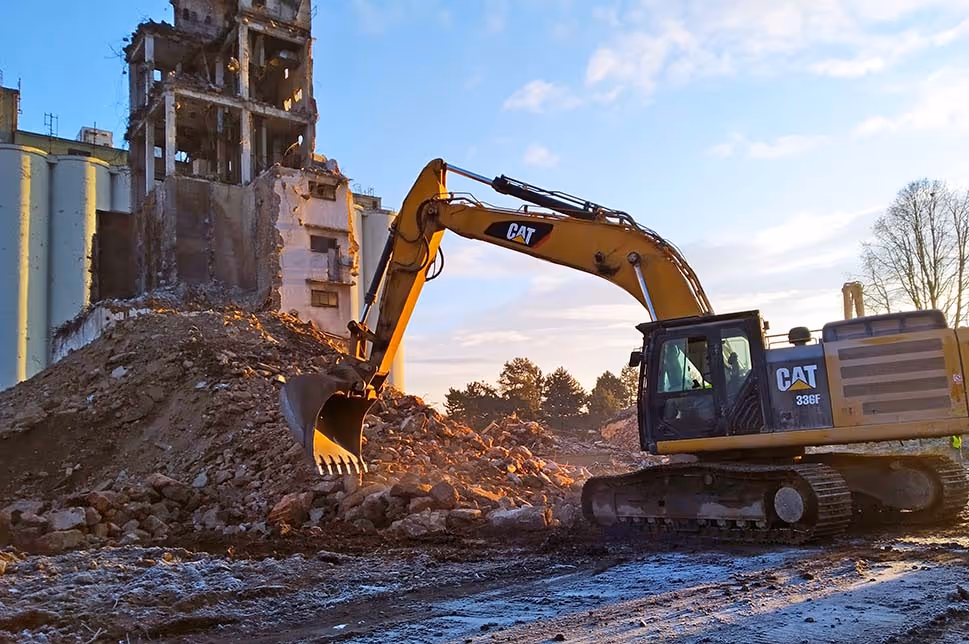 Demolice zemědělského komplexu vrcholí 03