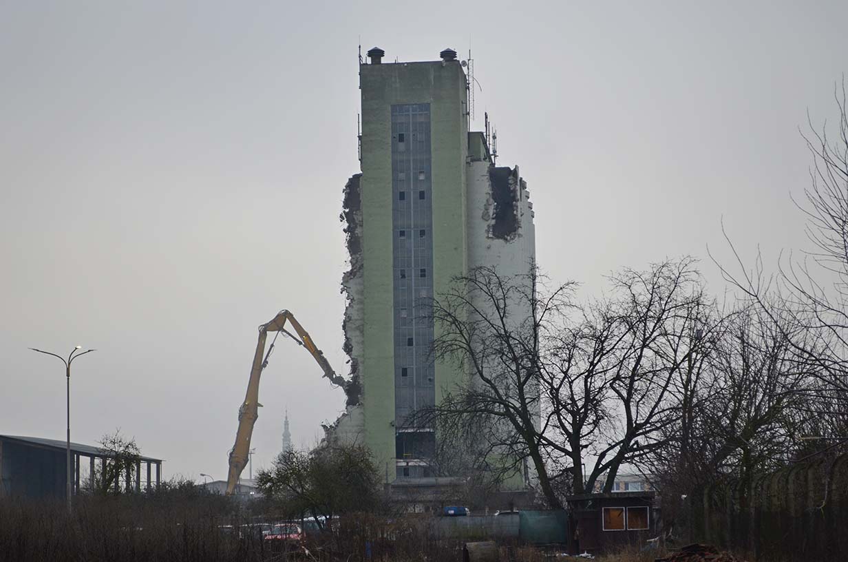 Demolice zemědělského komplexu vrcholí 06