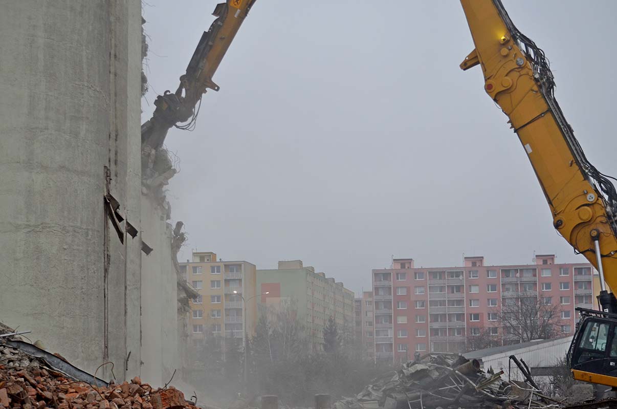 Demolice zemědělského komplexu vrcholí 04