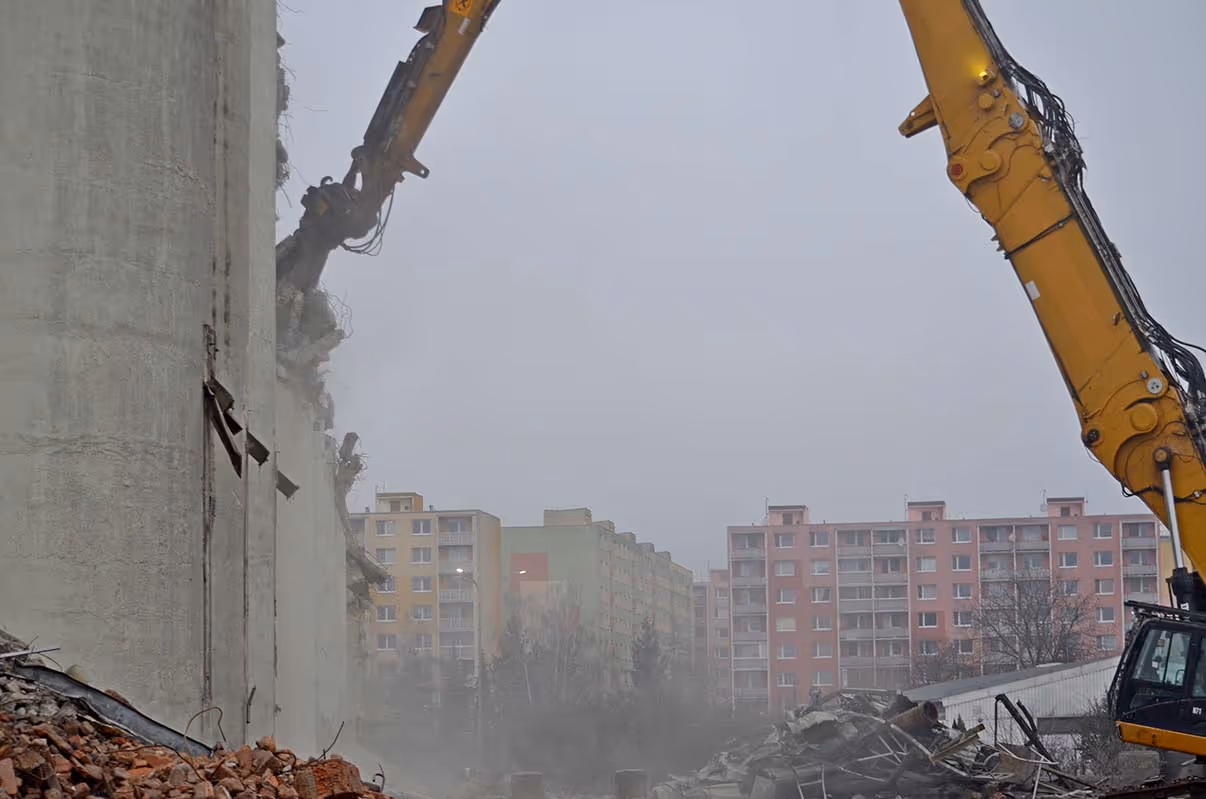 Demolice zemědělského komplexu vrcholí 04