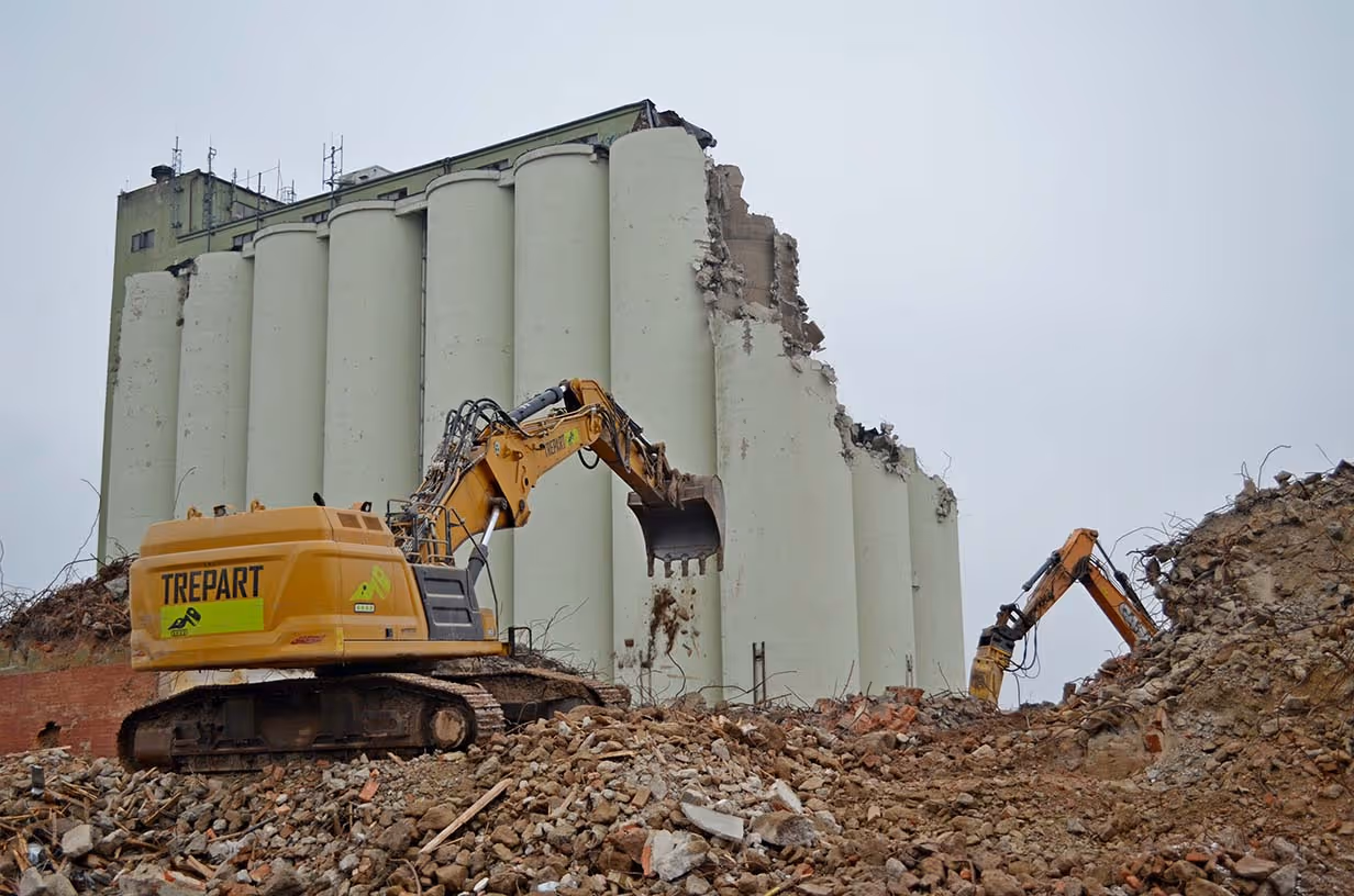 Demolice zemědělského komplexu vrcholí 05
