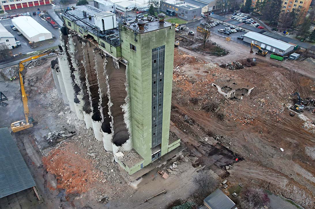 Demolice zemědělského komplexu vrcholí 02