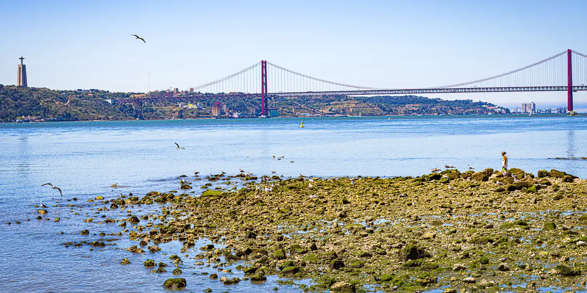 Portugal: golden Gate-style suspension bridge in Lisbon