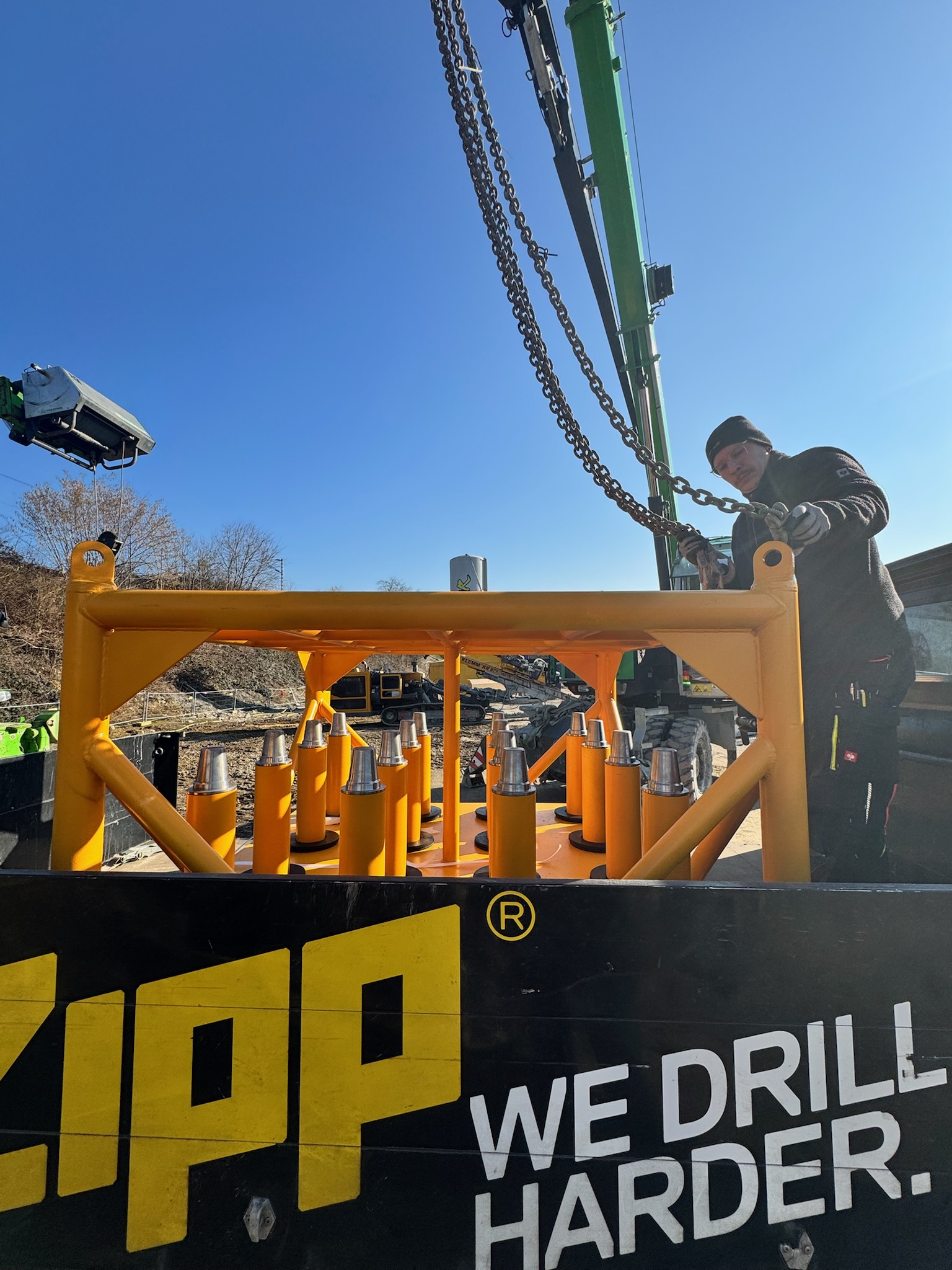 Gestängebox mit Gestänge auf einem Zipp-Fahrzeug