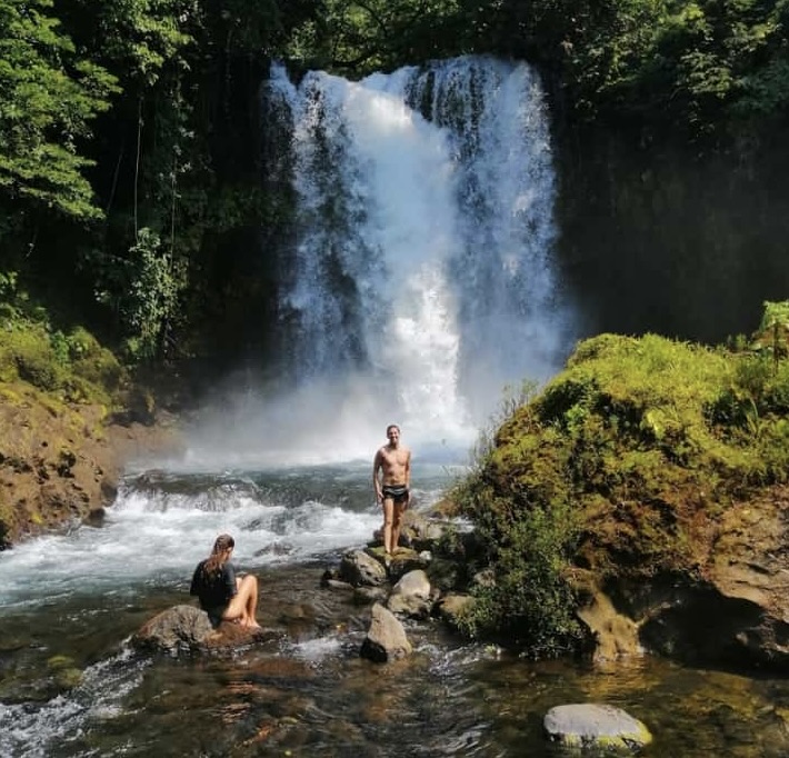 Cascada en selva de Roca Partida