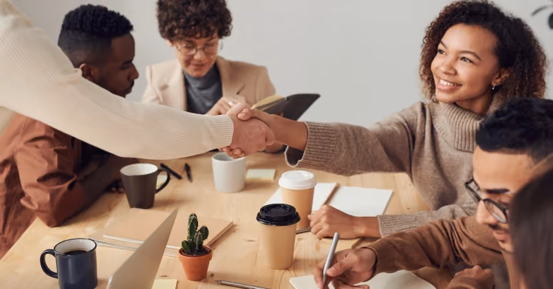 Échange entre plusieurs personnes autour du financement d'un projet immobilier neuf
