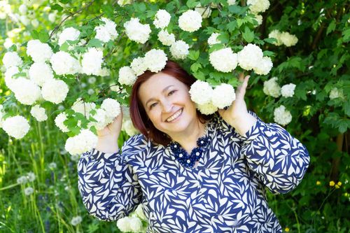 O imagine cu Alina Feder printre flori și natură