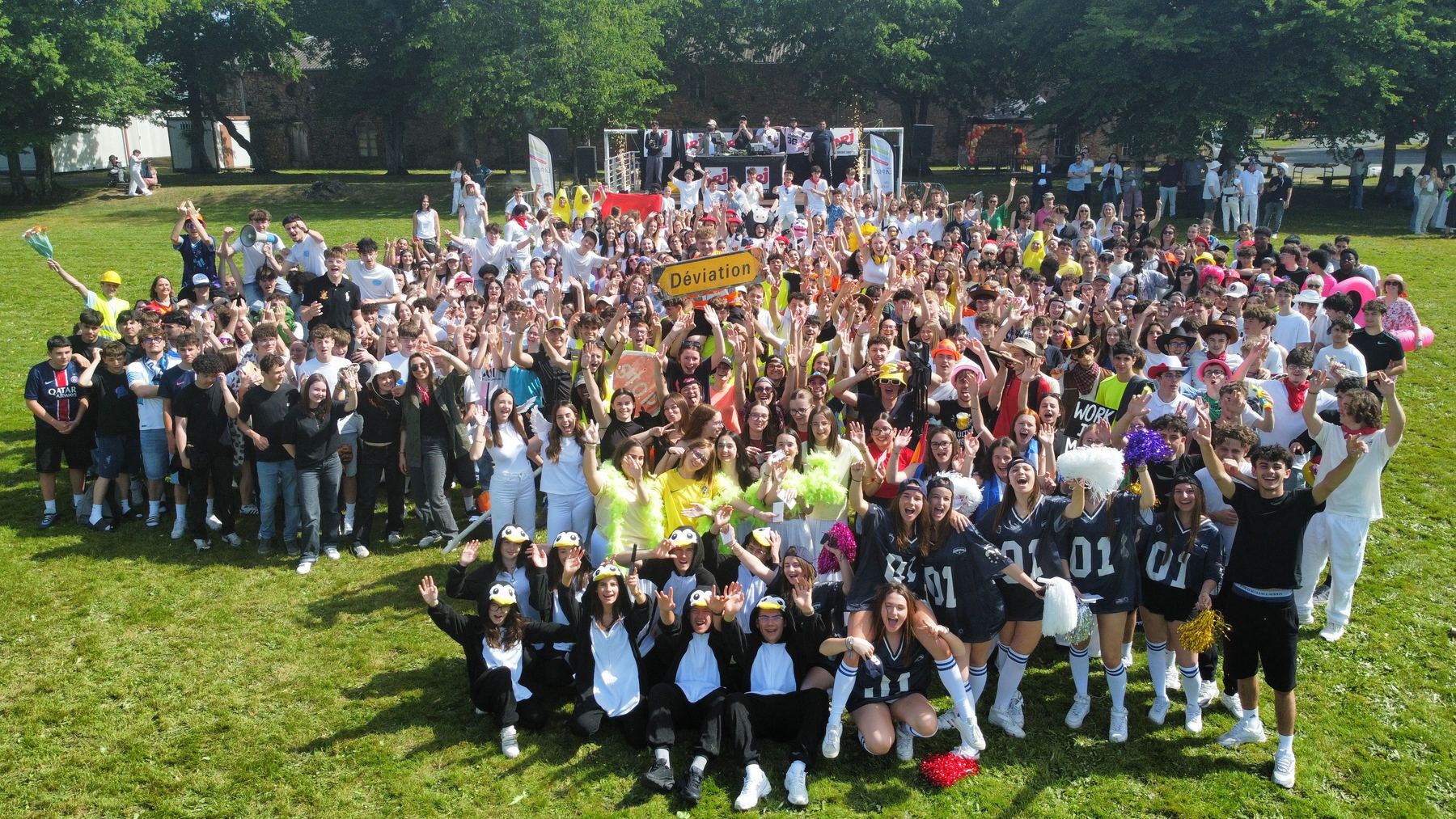 Fête de fin d'année du Lycée La Providence à Cholet — photo de groupe des élèves et étudiants