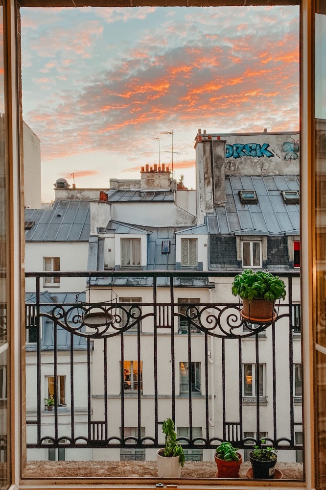 image d'une fenetre ouverte sur paris