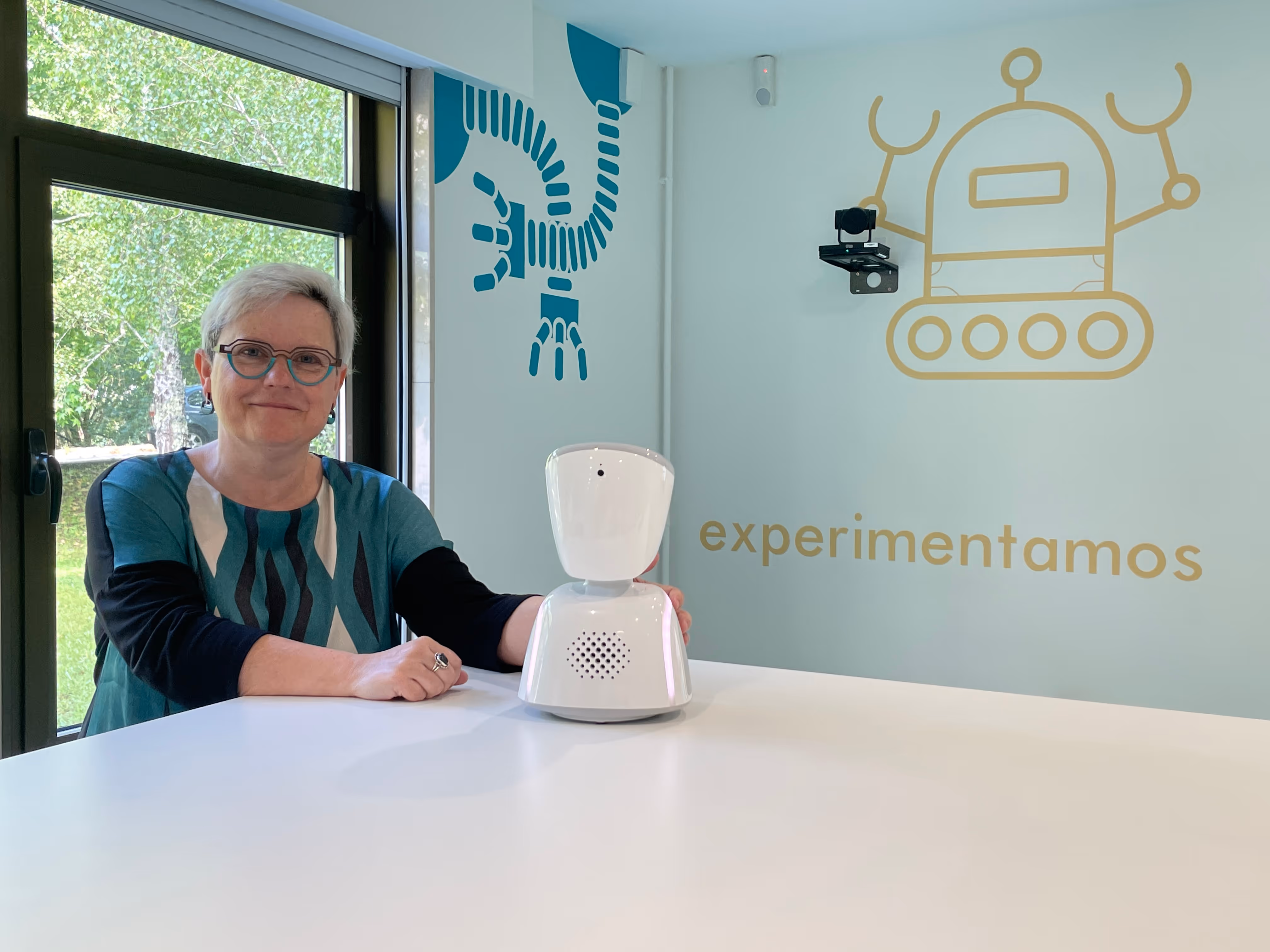 Julie Young, del Consejo de Somerset, sostiene un robot de telepresencia AV1.
