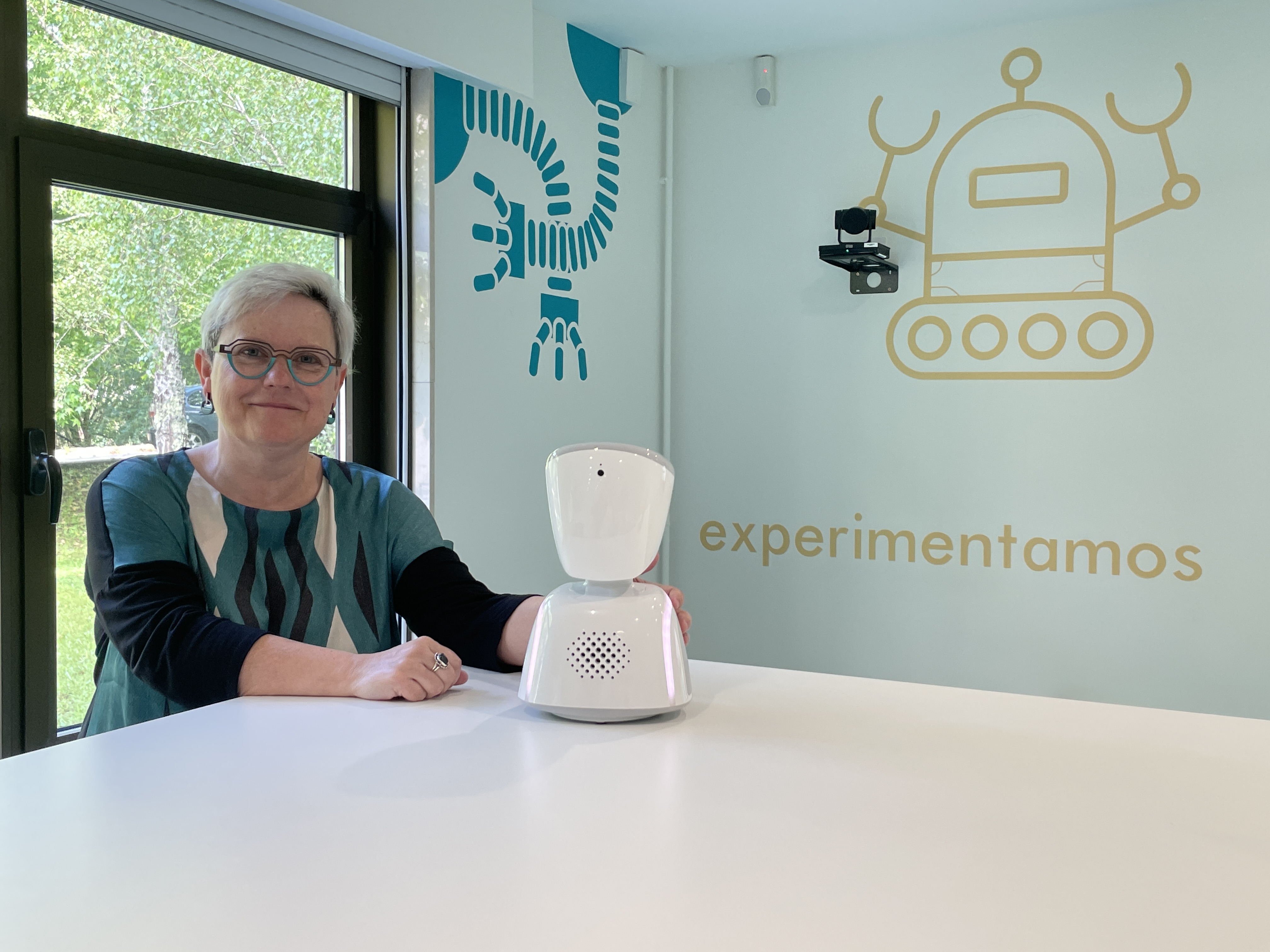 Julie Young, del Consejo de Somerset, sostiene un robot de telepresencia AV1.