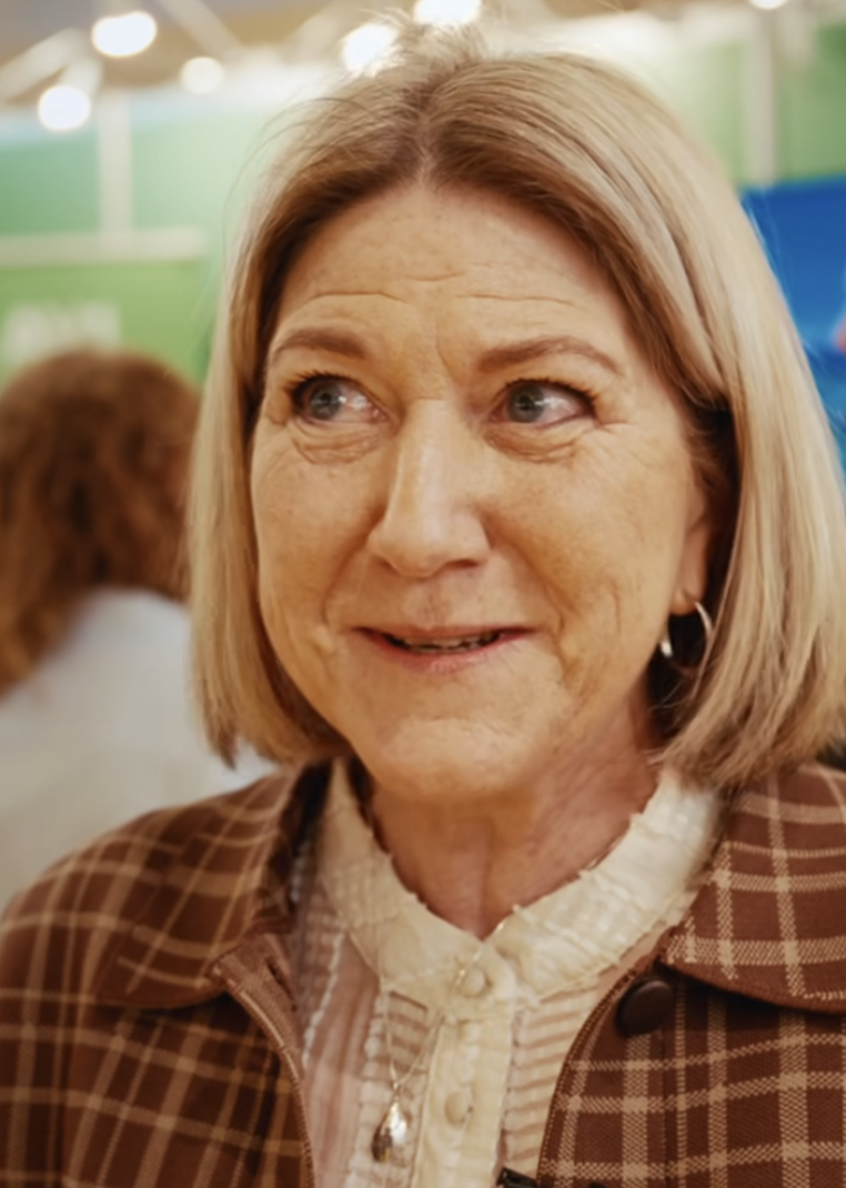 Julie Young fra Somerset Council holder en AV1-telepresence-robot.