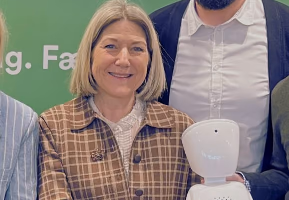 Julie Young fra Somerset Council holder en AV1-telepresence-robot.