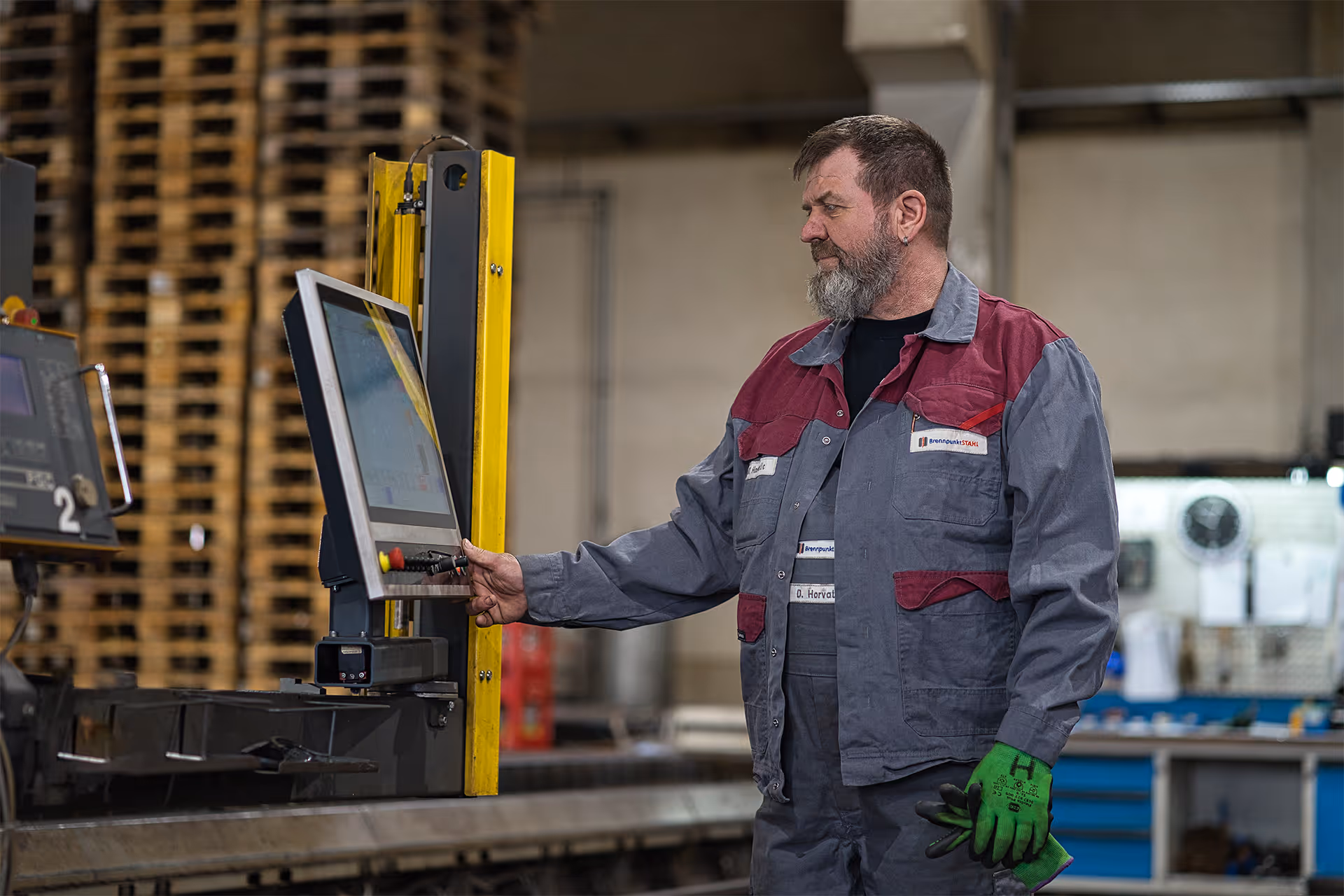 Mitarbeiter überwacht die Fertigung an der Brennschneidanlage von BrennpunktSTAHL