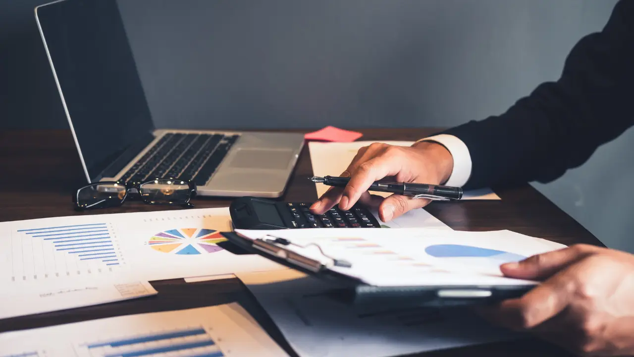 un directeur général réalise un audit financier de son entreprise