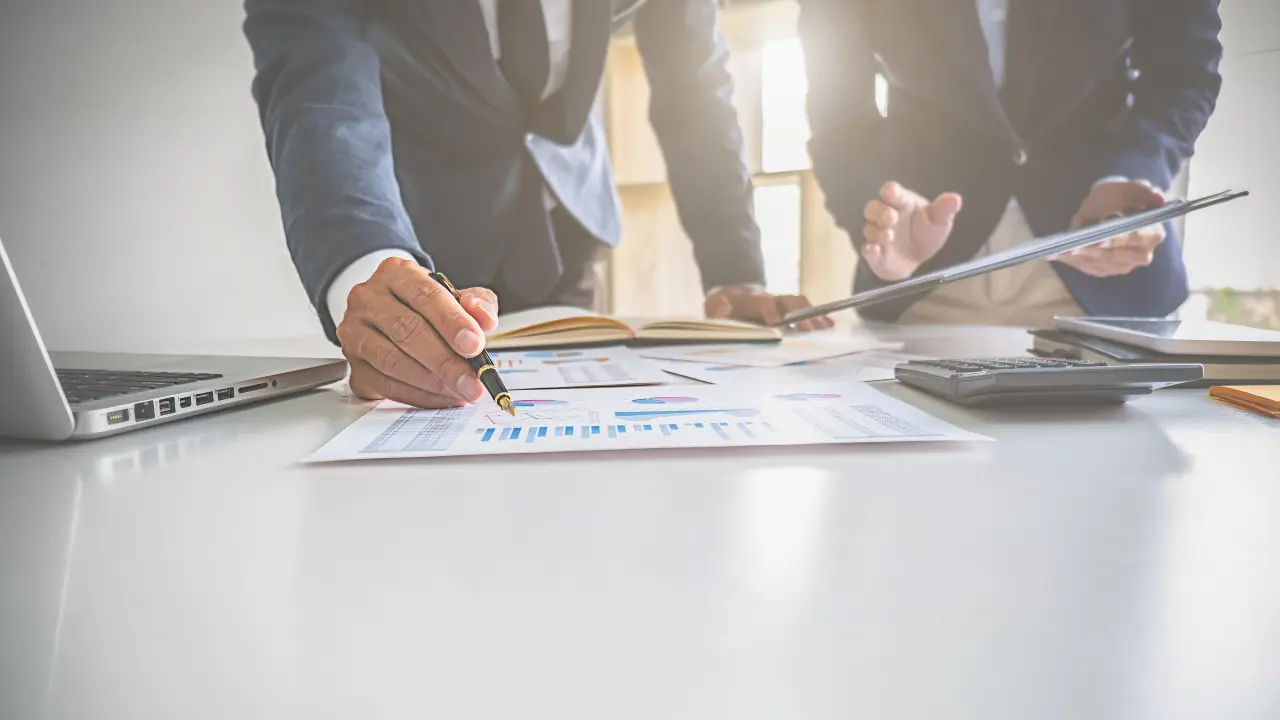 un manager présente les comptes de l'entreprise à son directeur avant l'audit financier