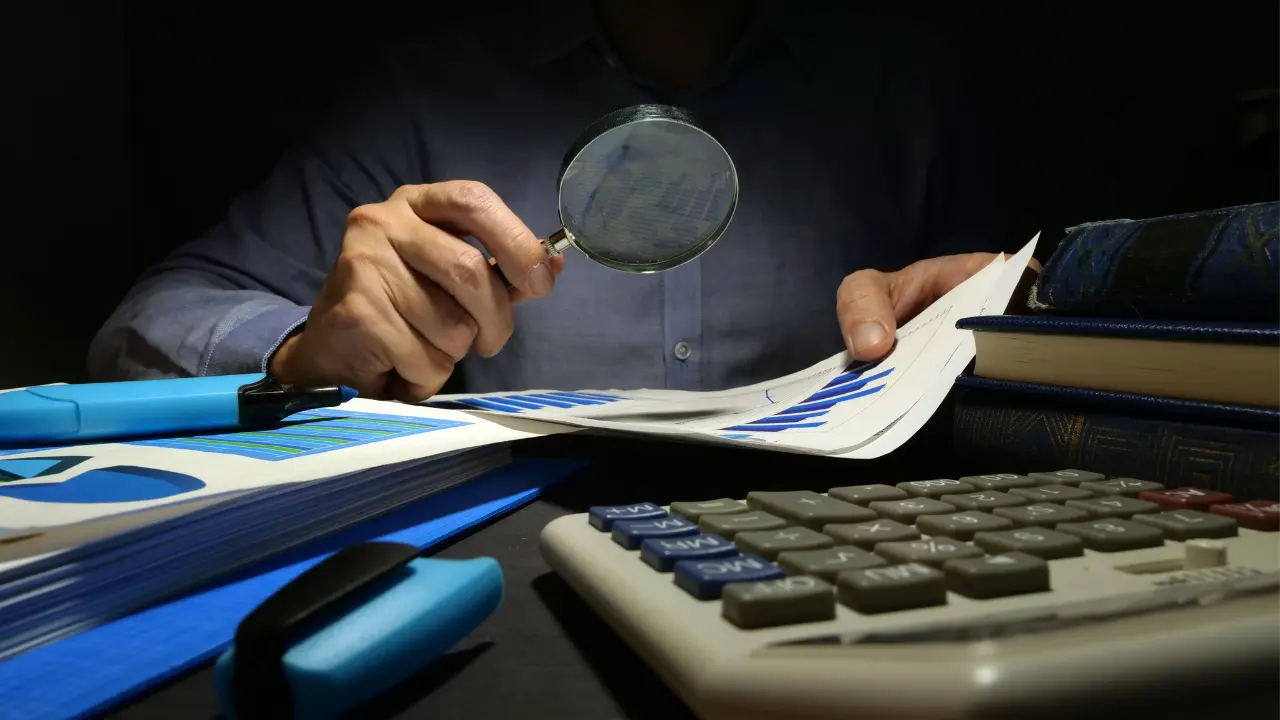 une personne en train de collecter et d'analyser des données afin de réaliser l'audit d'une entreprise