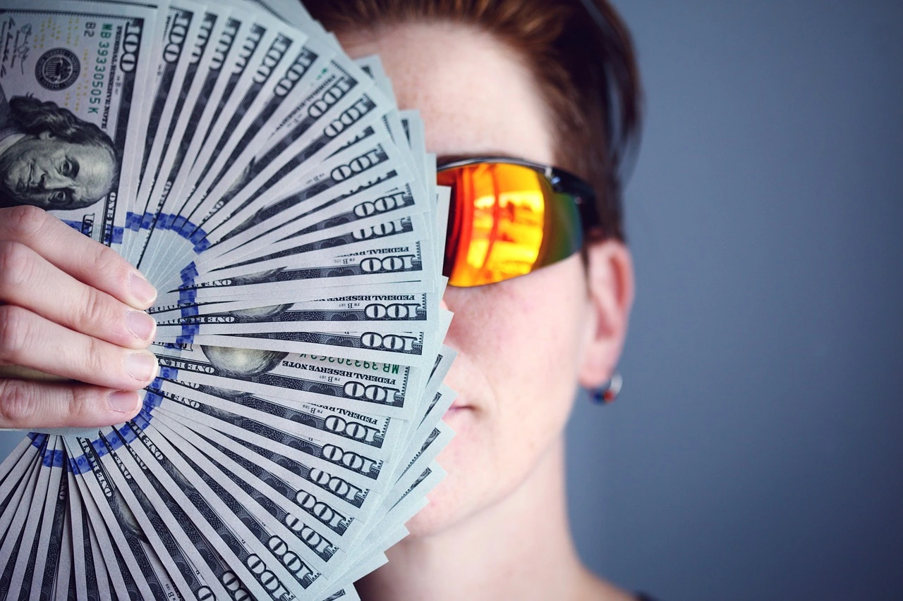 Investisseur qui tient des billets dans ses mains - placement trésorerie holding