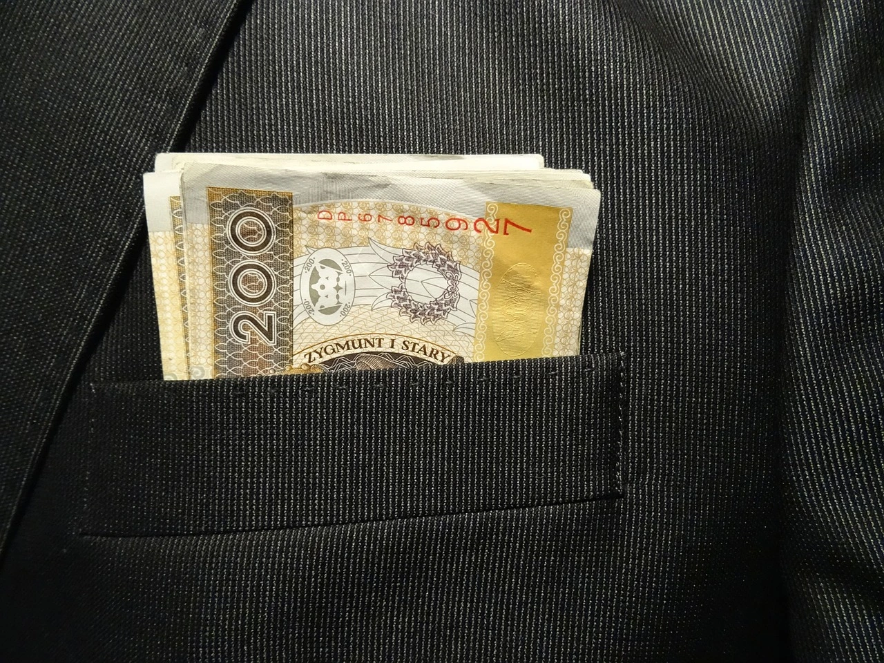 alt : billet dans la poche arrière du pantalon - placement trésorerie holding