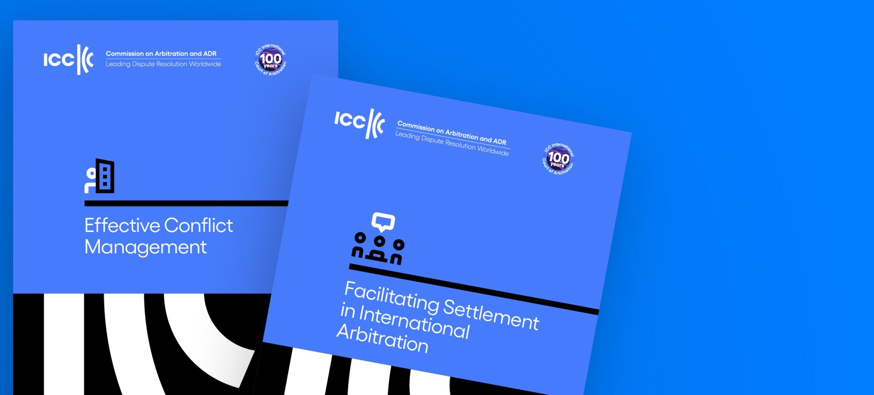 två publikationer om tvistlösning överlappar varandra mot en blå bakgrund