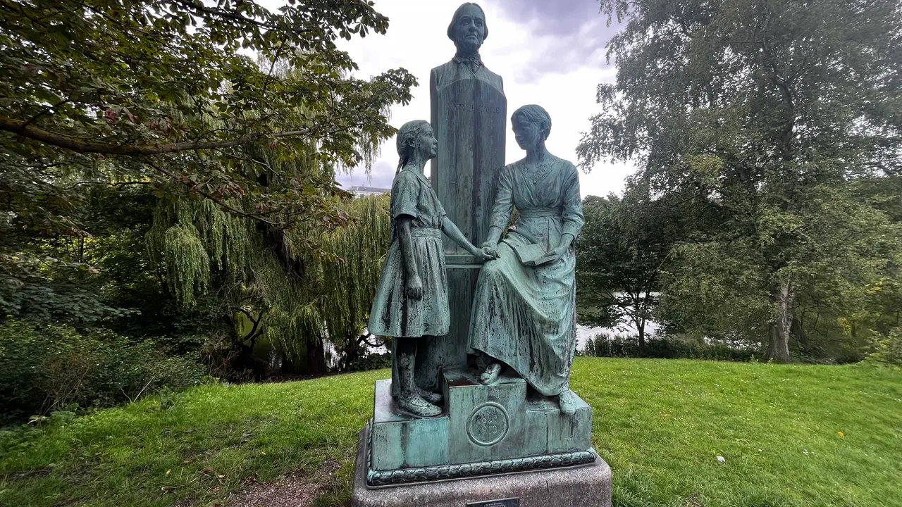  The statue of Natalie Zahle