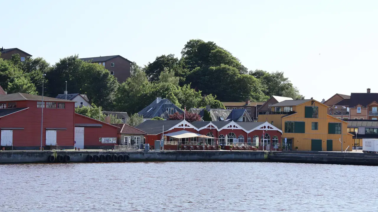 Cafe K, A Serpent Went Through