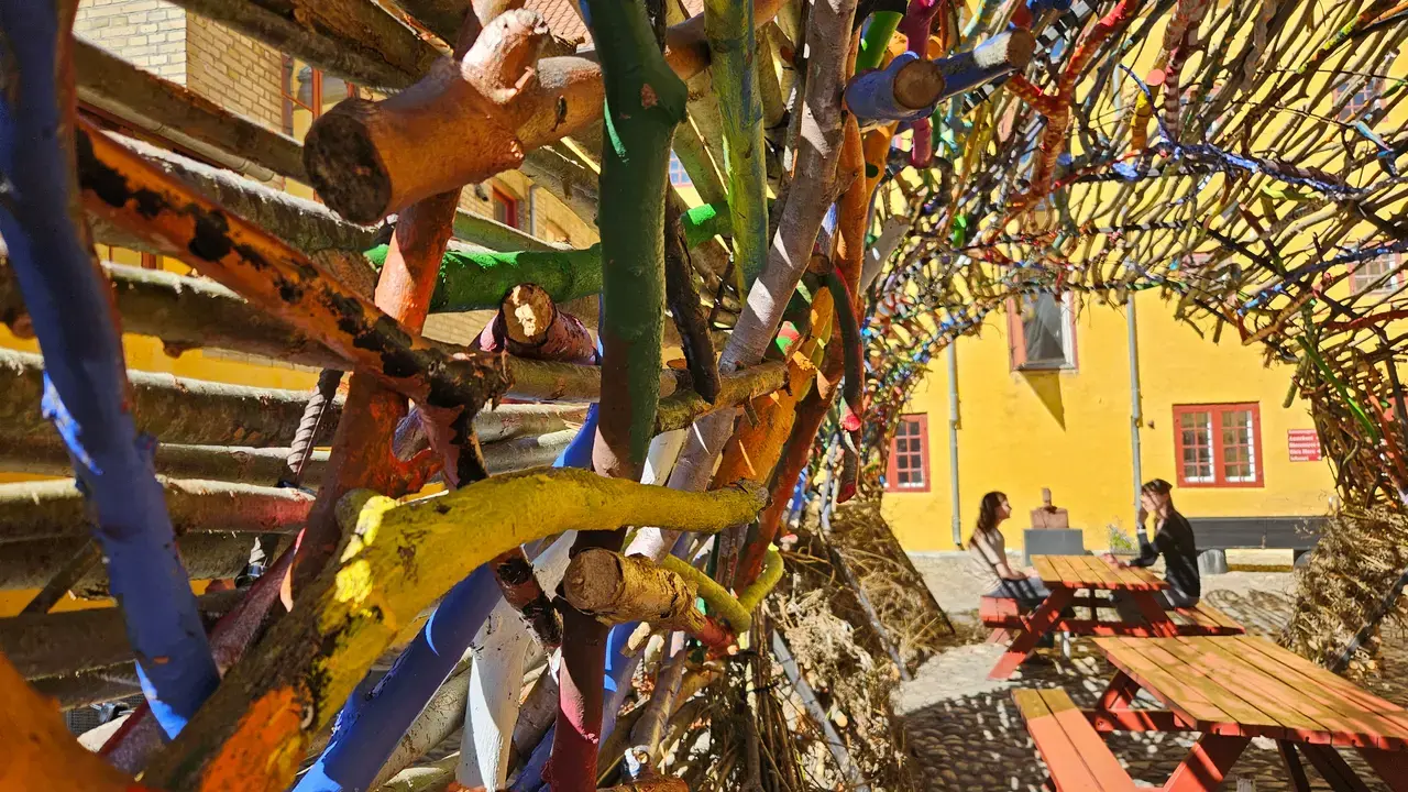 Bies Gaard, The Serpent Twines