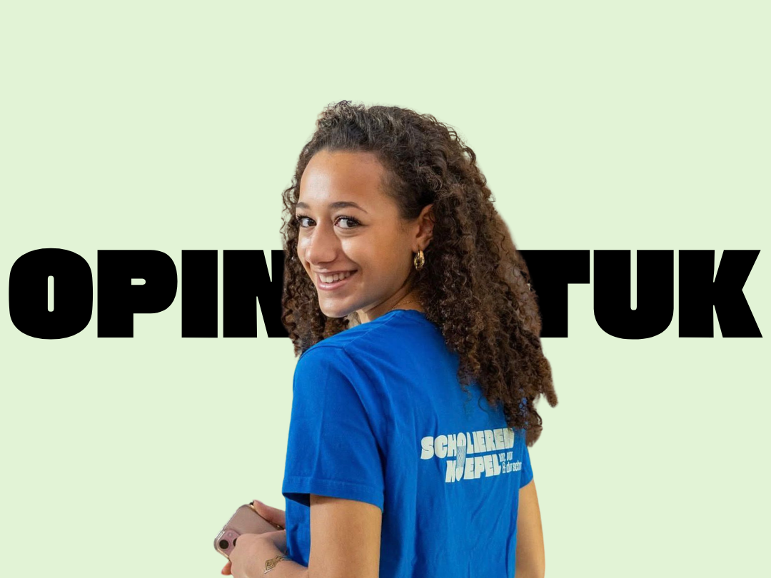 Scholier Lila Nouhass (15) voor een groene achtergrond waarop in zwarte letters 'opiniestuk' staat.