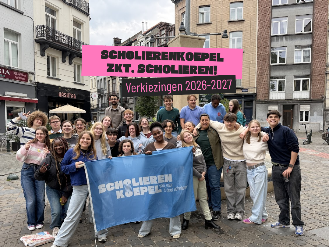 Groepsfoto van de vrijwilligers van de Scholierenkoepel uit 2023-2024 met daarop de tekst 'scholierenkoepel zkt. scholieren!'