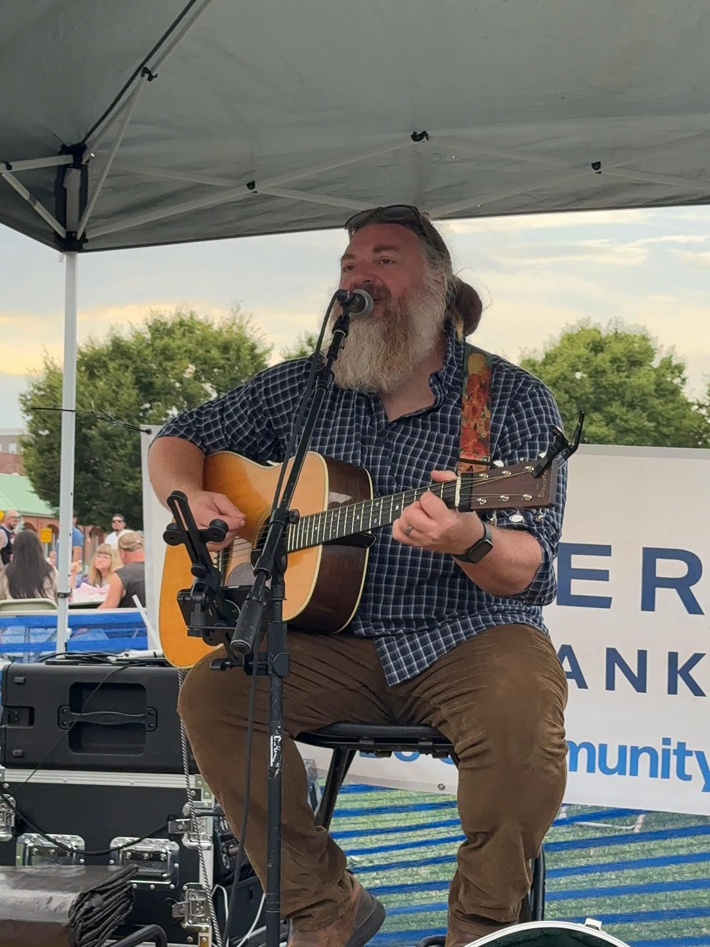 Live Music: Benny Mikula