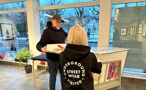 – Han bruker gjerne 200 arbeidstimer på en original