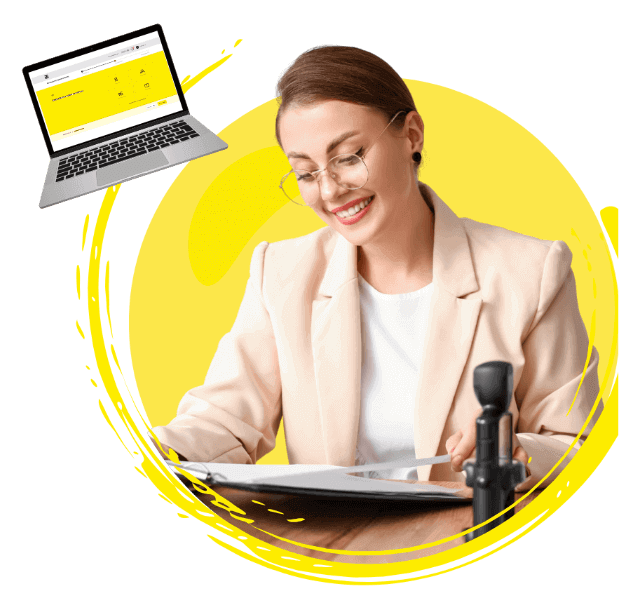 Μεσίτρια ετοιμή για εργασία , χαρούμενη δειχνοντας τον υπολογιστή